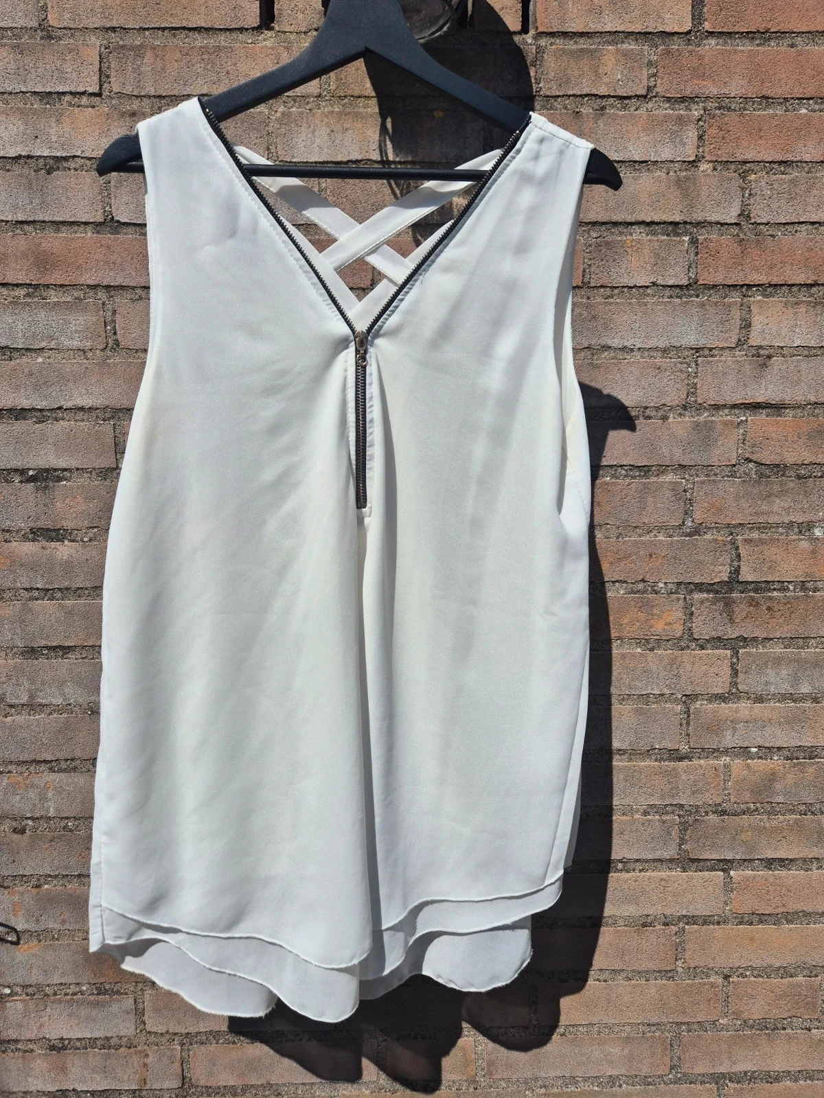 Witte top met ritsdetail en gekruiste bandjes – maat XL